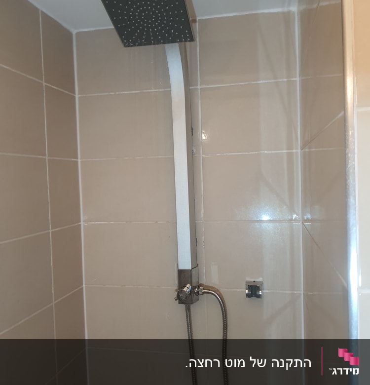 ראש מקלחת מרובע עם צינור מתכת על קיר אריחים